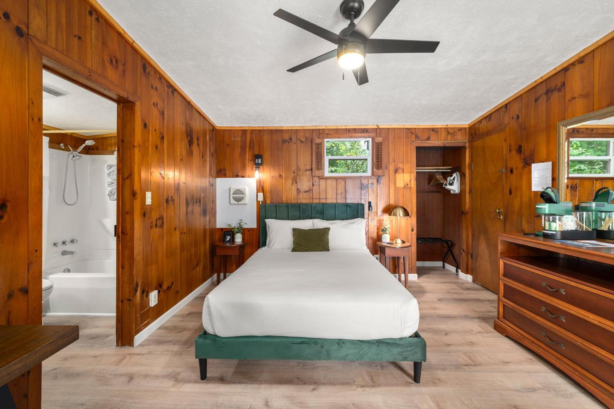 Cedarwood Inn هيندرسونفيل المظهر الخارجي الصورة