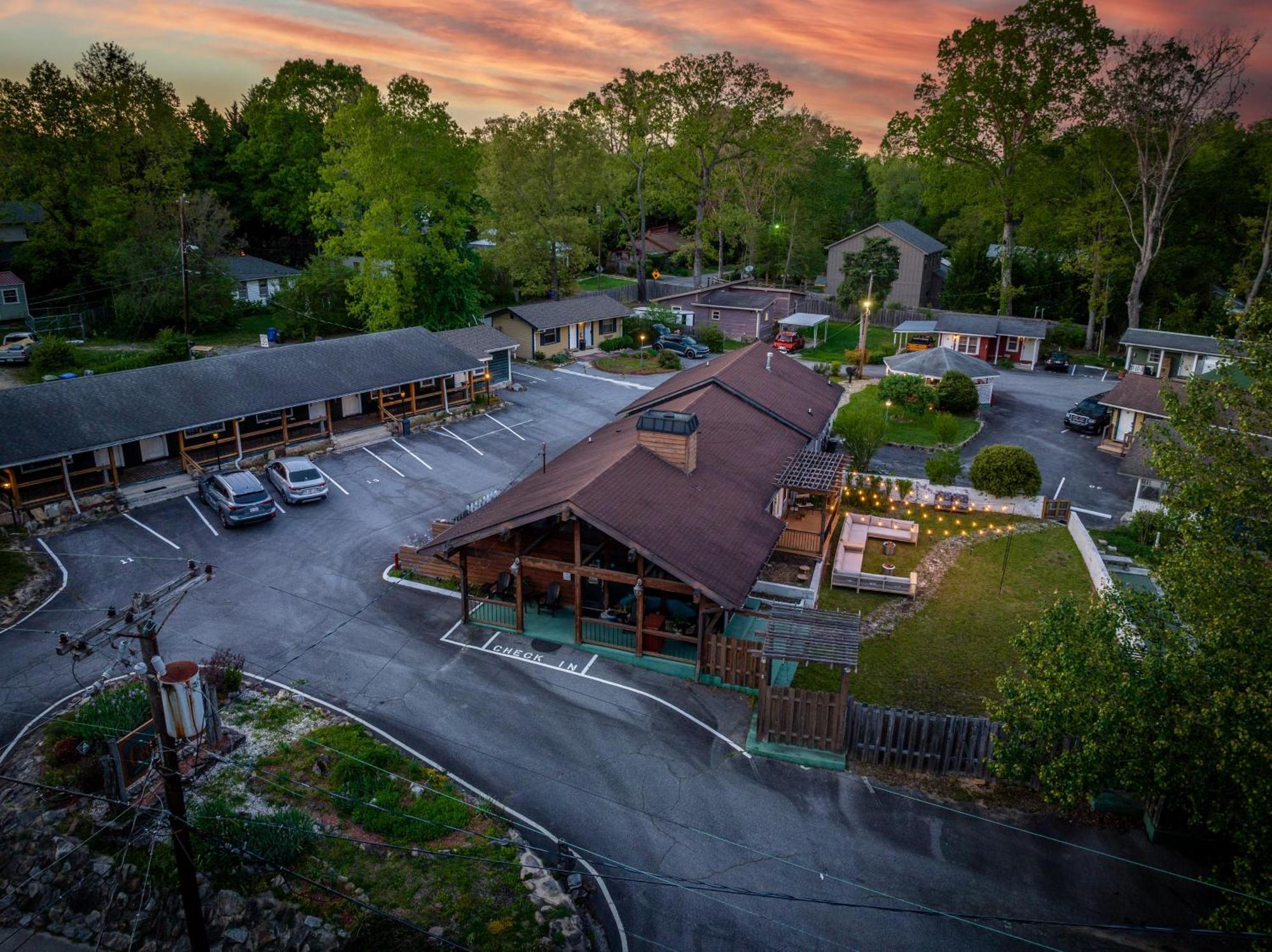 Cedarwood Inn هيندرسونفيل المظهر الخارجي الصورة